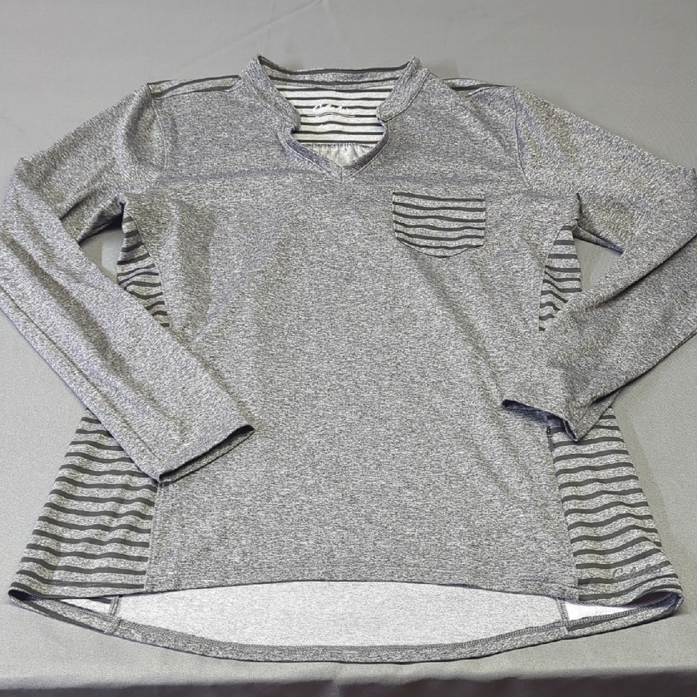 Cabela's Gray Long Sleeve Women's Top